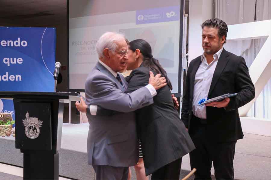 Dr. Enrique con la Dra. Claudia  F&eacute;lix
