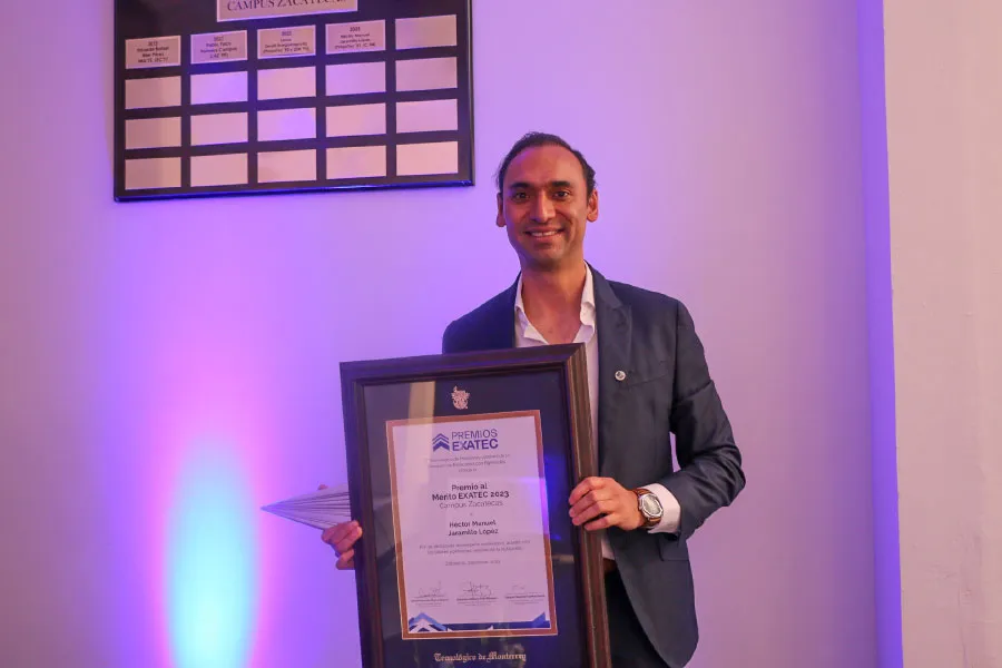 H&eacute;ctor Jaramillo con la develaci&oacute;n de su placa como M&eacute;rito EXATEC 2023