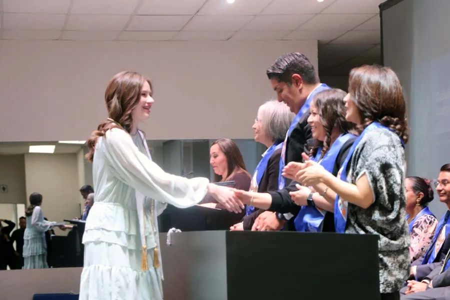 Gaby Valera recibiendo su diploma en su graduaci&oacute;n de PrepaTec