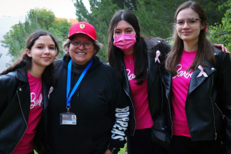 Las ganadoras del equipo Barbie junto a la profesora Yolanda L&oacute;pez