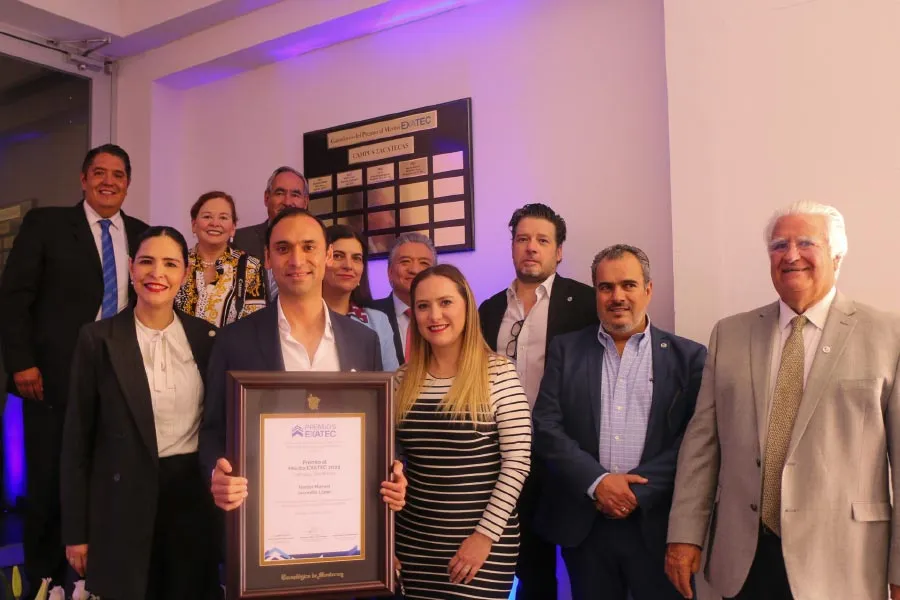 H&eacute;ctor Jaramillo con la develaci&oacute;n de su placa como M&eacute;rito EXATEC 2023