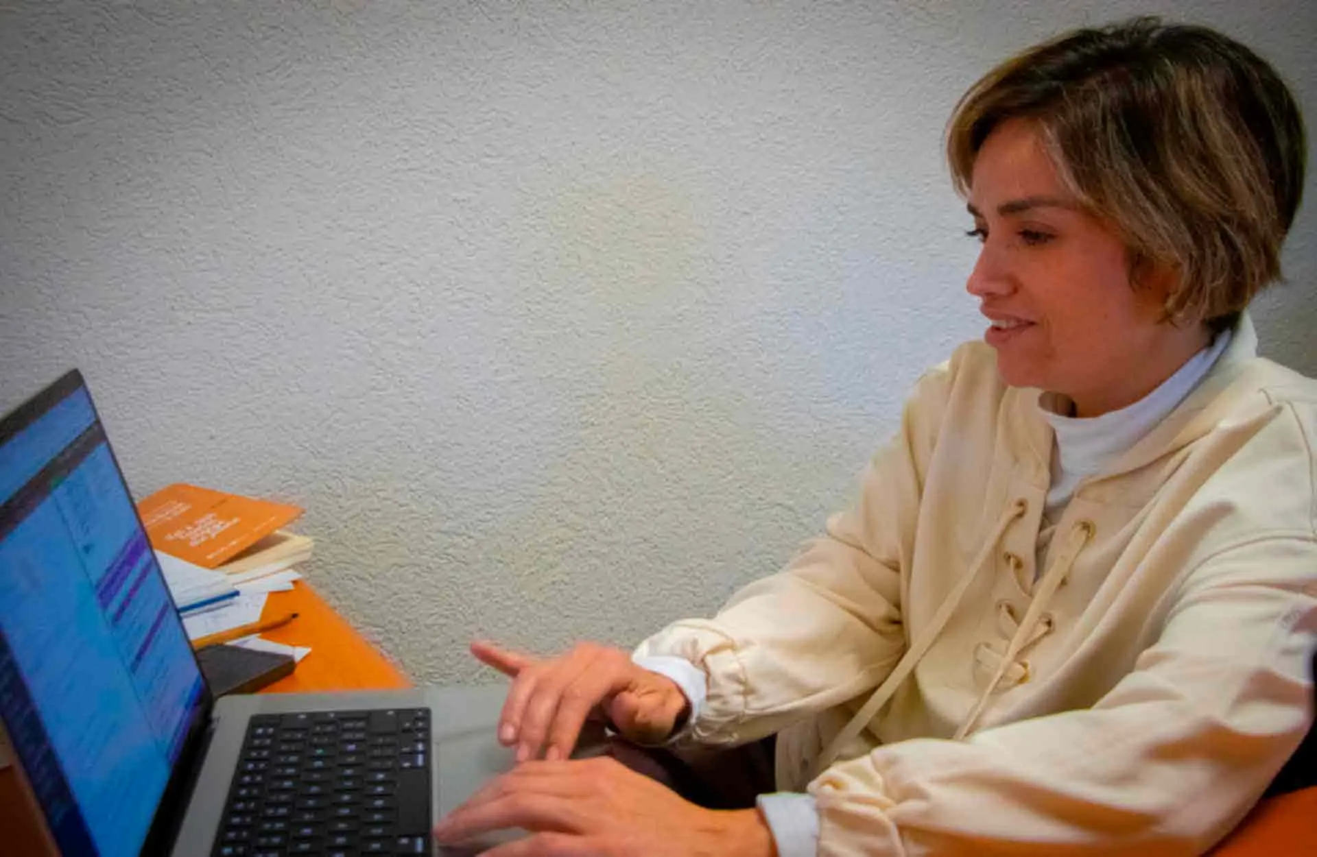 Doctora Eva Gress trabajando en su investigaci&oacute;n sobre violencia de g&eacute;nero