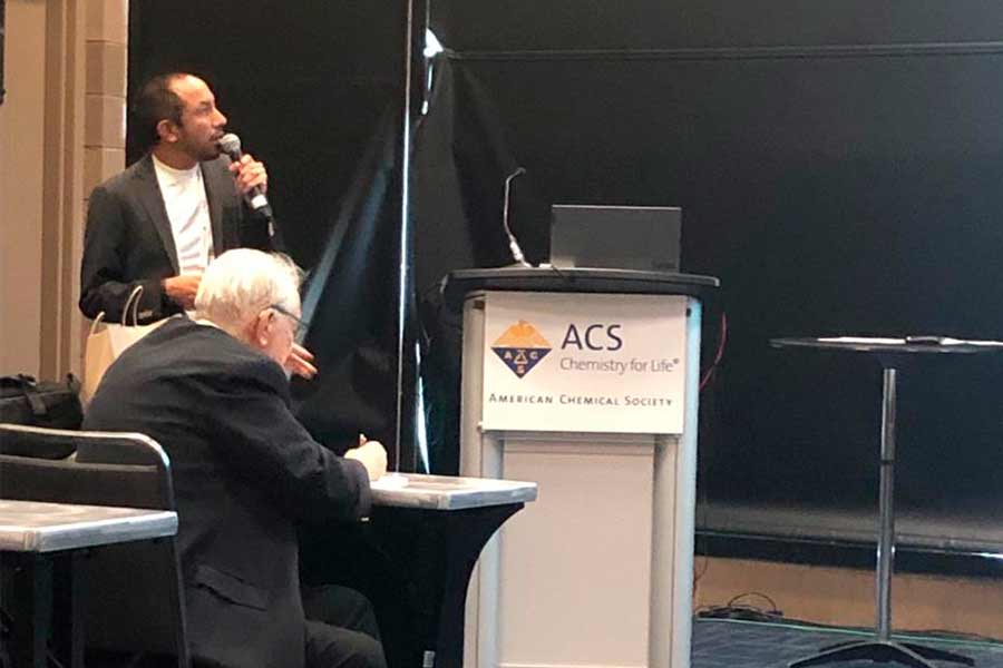 Durante el congreso anual de la ACS el profesor present&oacute; sus dos trabajos de investigaci&oacute;nn