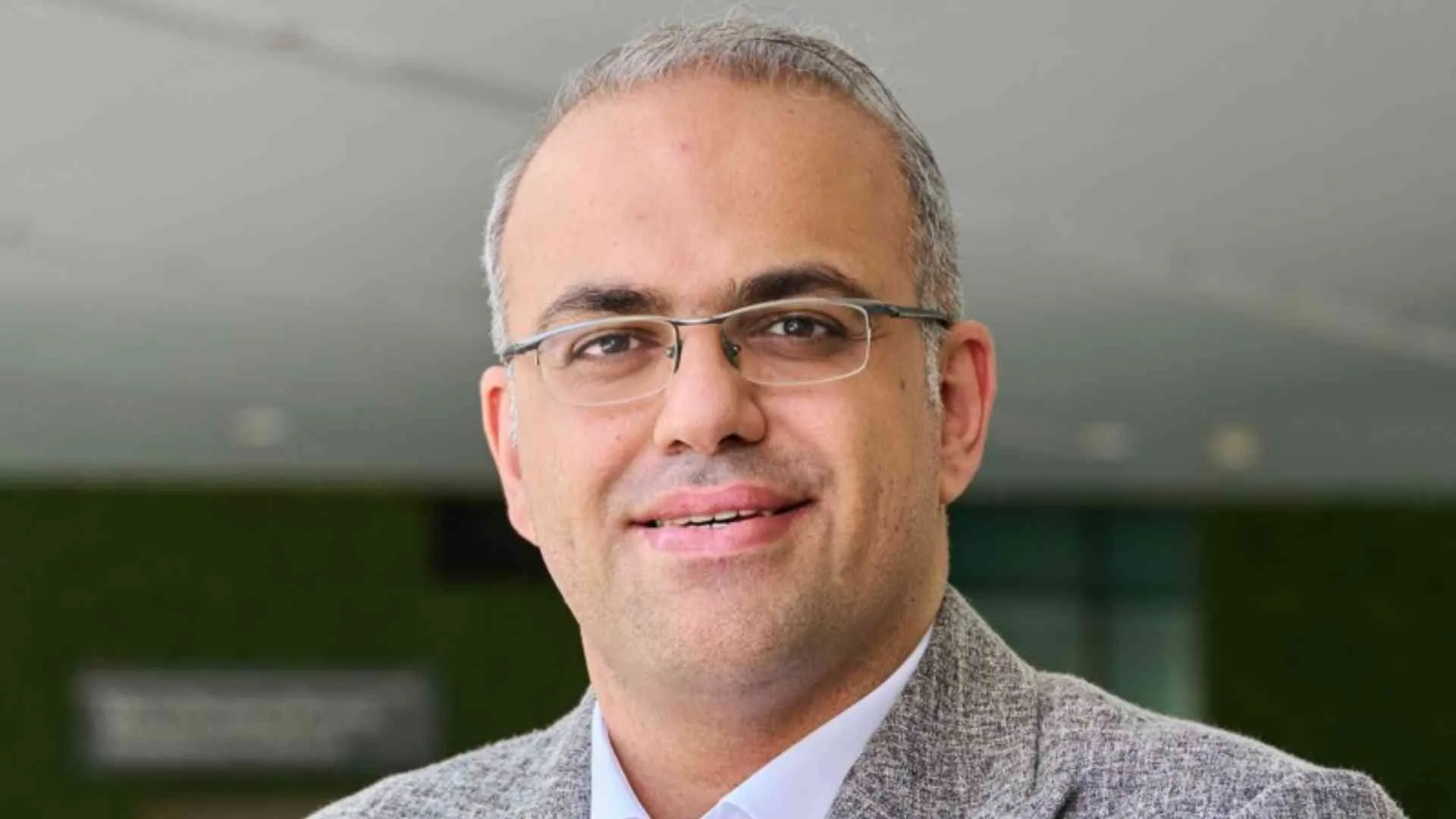 Profesor Tec Puebla es reconocido en los premios R&oacute;mulo Garza