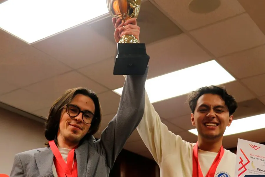 Mauricio y Manolo alzando el trofeo del Campeonato Nacional de Debate.