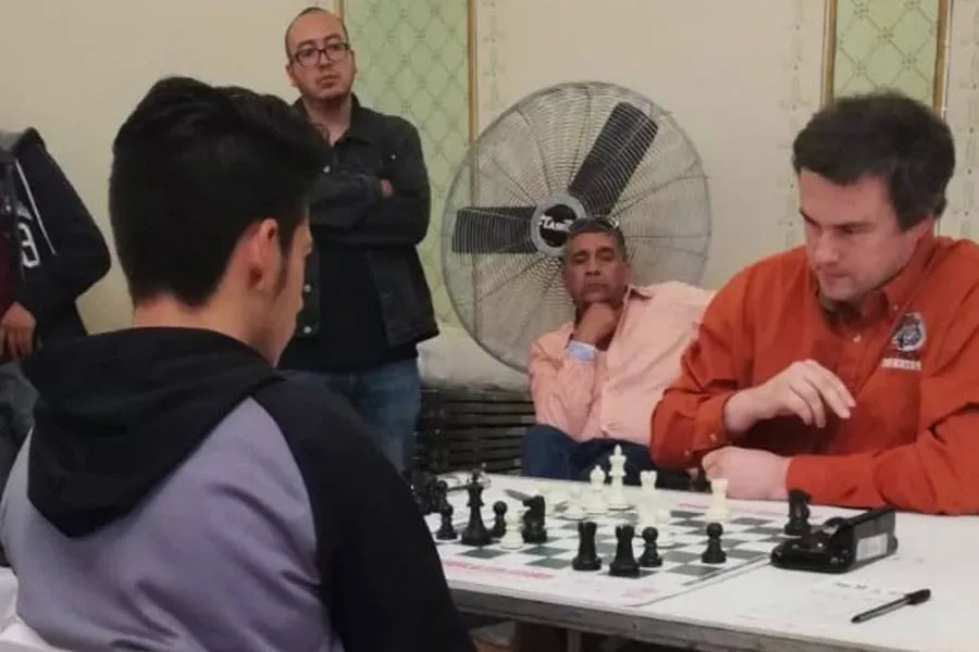 2018. Isaac enfrent&aacute;ndose al Gran Maestro Polaco.