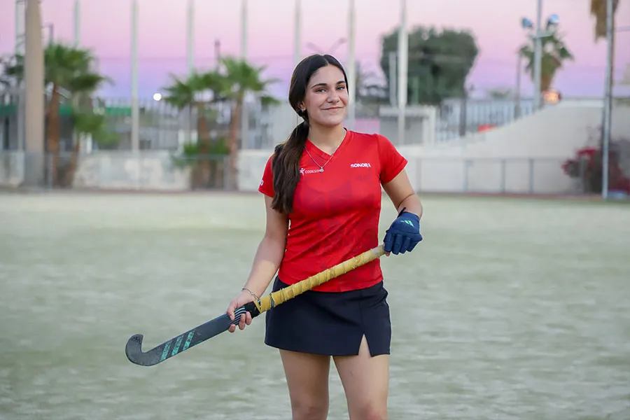 Chica adolescente en campo de hockey sobre pasto con uniforme de Selecci&oacute;n Sonora.