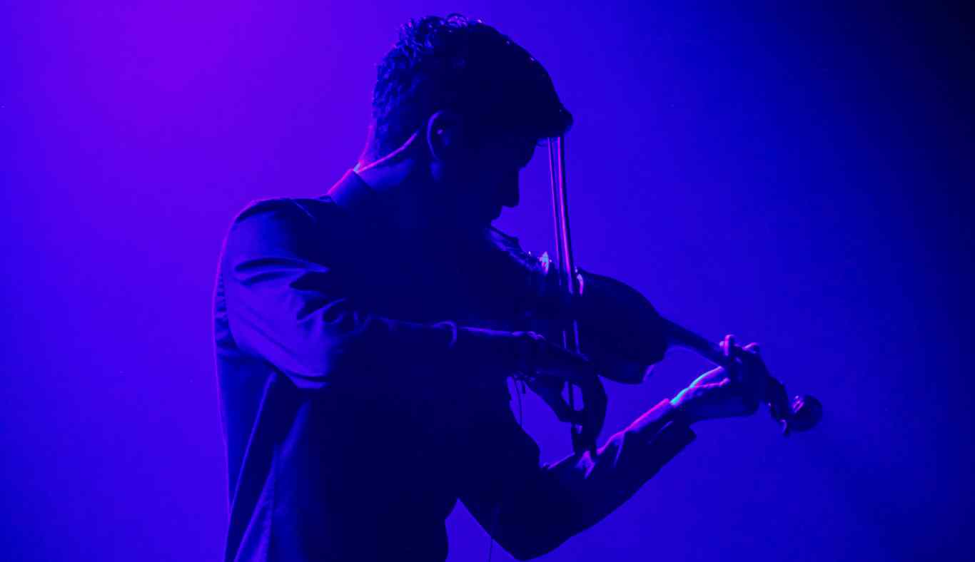 alumno tec ganador de beca proyecto robotico tocando el violin