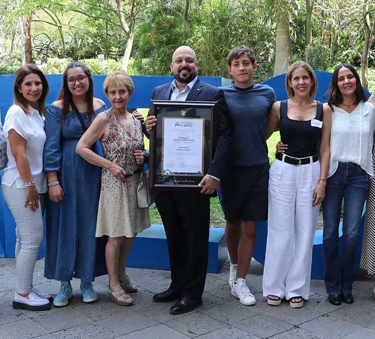 Iv&aacute;n Elizondo es galardonado con el Premio al M&eacute;rito EXATEC 2023 del Tec campus Cuernavaca.
