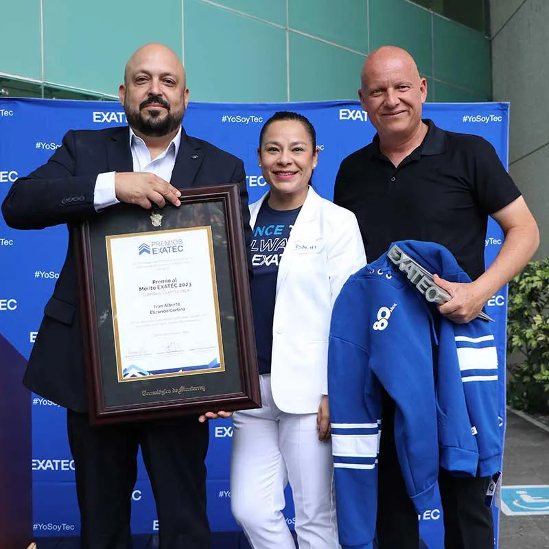 Iv&aacute;n Elizondo es galardonado con el Premio al M&eacute;rito EXATEC 2023 del Tec campus Cuernavaca.