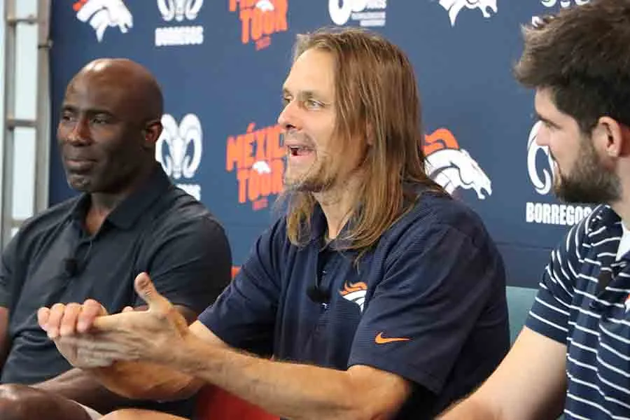 Jake Plummer, ex mariscal de campo de Broncos, fue otro de los invitados al di&aacute;logo con estudiantes.