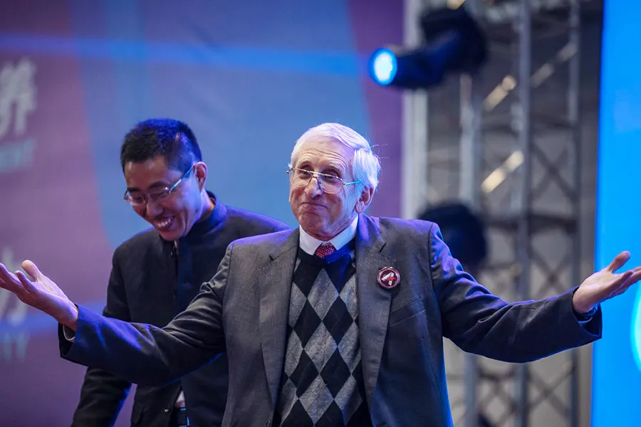 Jake Mendelssohn y Yun Weimin, fundadores de WER (World Educational Robotics)