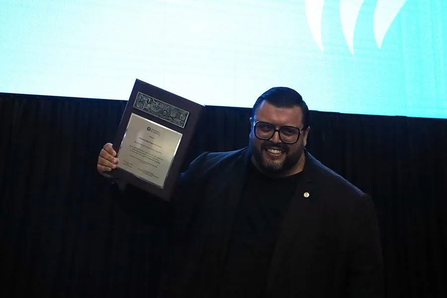 Francisco Orozco, profesor de la Escuela de Negocios, fue ganador del Premio Profesor Inspirador David Noel Ram&iacute;rez. 