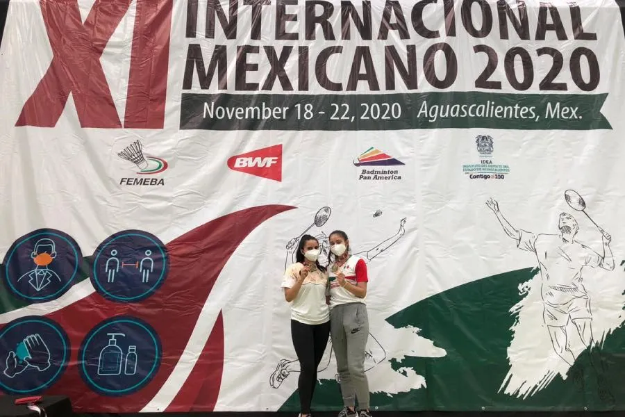 Jessica y su compa&ntilde;ero Vanesa Villalobos tras ganar la medalla de bronce
