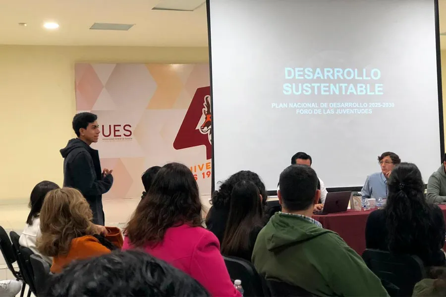 Jes&uacute;s Mar&iacute;a presentando su ponencia dentro del Foro de las Juventudes