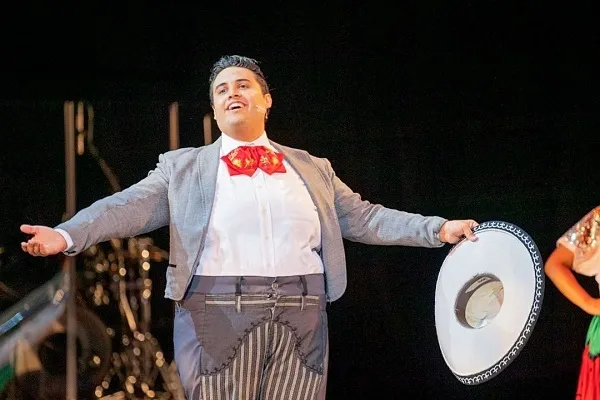 El graduado tambi&eacute;n fue parte de Ra&iacute;ces como cantante.