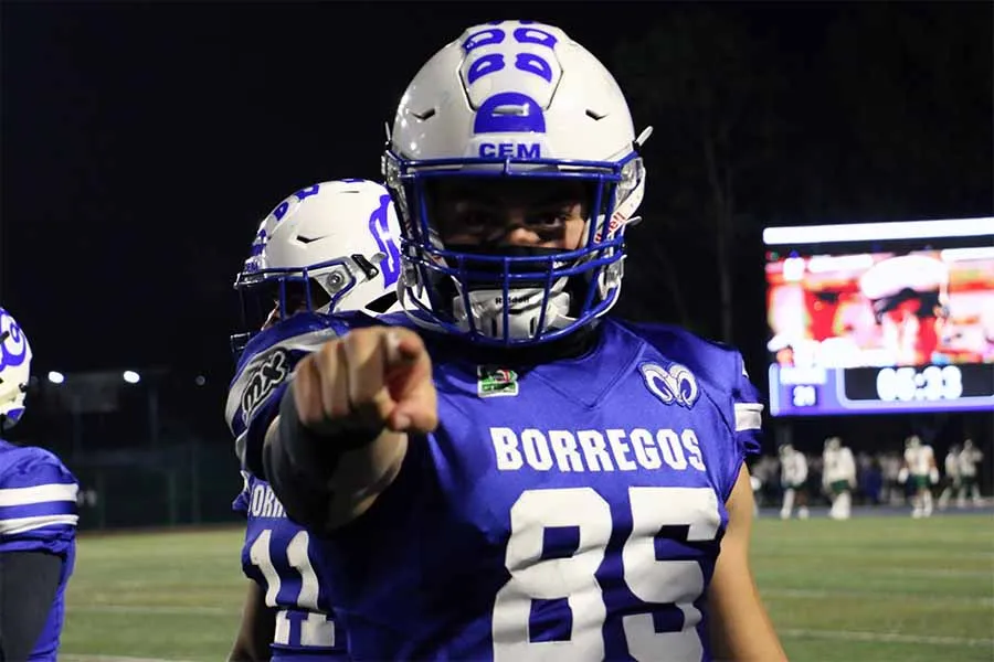 Jonathan Casta&ntilde;eda, jugador de Borregos CEM tras anotar touchdown.