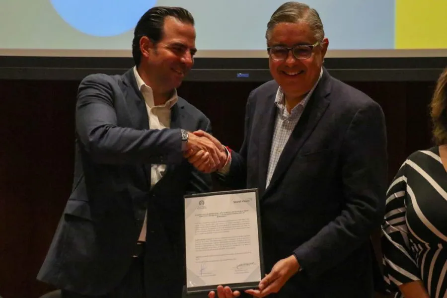 Jorge Blanco Mart&iacute;nez y Miguel &Aacute;ngel Laponta firman convenio de colaboraci&oacute;n.