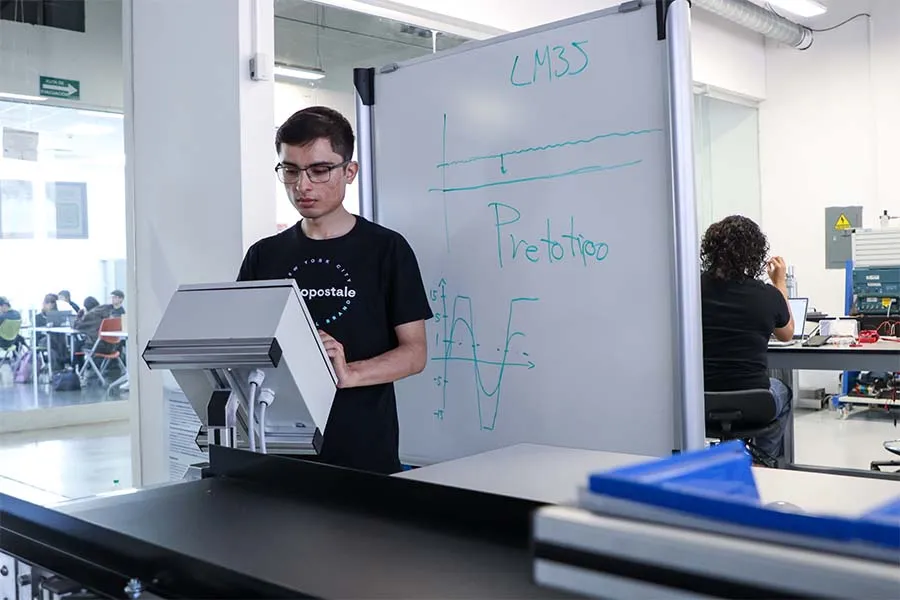 Un estudiante maneja equipo electr&oacute;nico.
