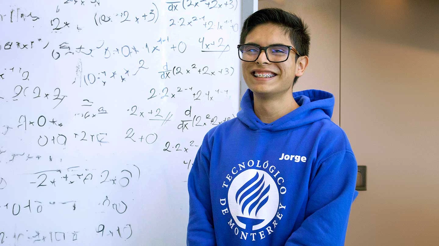 Jorge, lider del ma&ntilde;ana de la d&eacute;cimo primera generaci&oacute;n de L&iacute;deres del Ma&ntilde;ana con su proyecto "Calculando el Futuro"