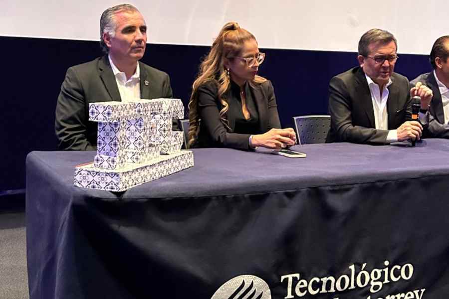 Jorge Rocha, director del Tec de Monterrey en Puebla, acompa&ntilde;&oacute; a Ildefonso Guajardo