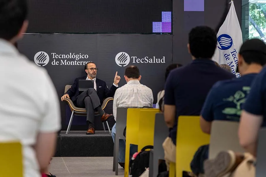 Jorge Su&aacute;rez-V&eacute;lez comparti&oacute; su postura con los estudiantes del Tec. Foto: Kevin Chaires