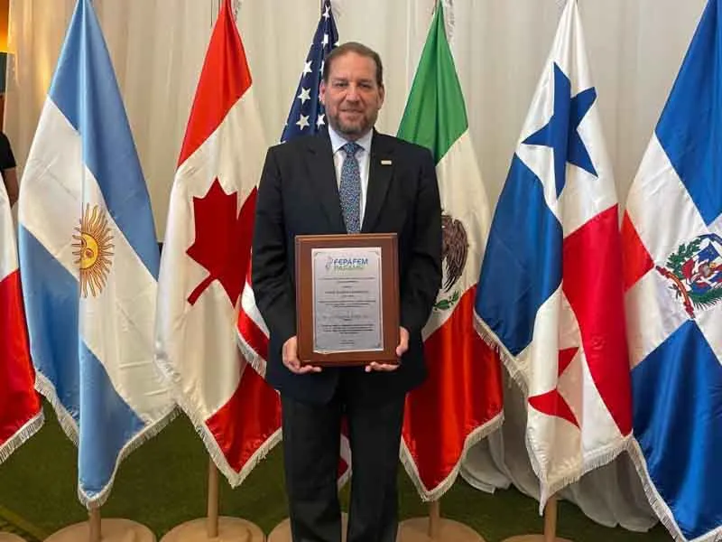 Dr. Jorge Valdez con la Orden Francisco Hern&aacute;ndez al M&eacute;rito en Educaci&oacute;n M&eacute;dica.