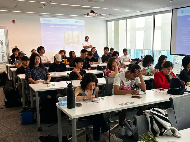 La serie de pl&aacute;ticas en salud auditiva se llevaron a cabo en la biblioteca del Tec, Campus Monterrey.