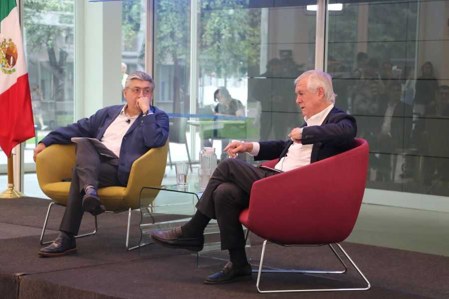 Jos&eacute; Fern&aacute;ndez y Carlos &Aacute;lvarez en conversaci&oacute;n