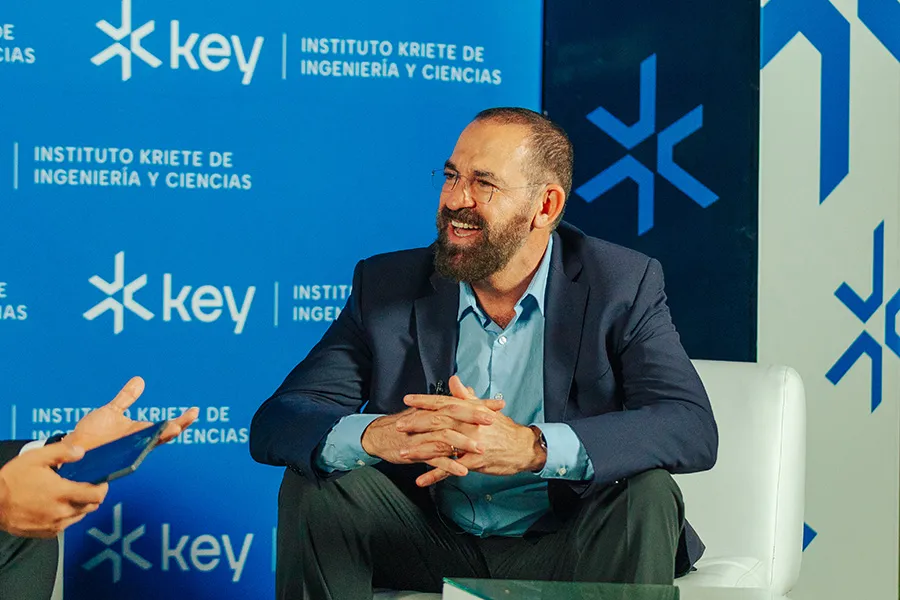 Jos&eacute; Escamilla, director asociado del IFE, durante la ceremonia de inauguraci&oacute;n del Instituto Key. FOTO:  Cortes&iacute;a Instituto Key