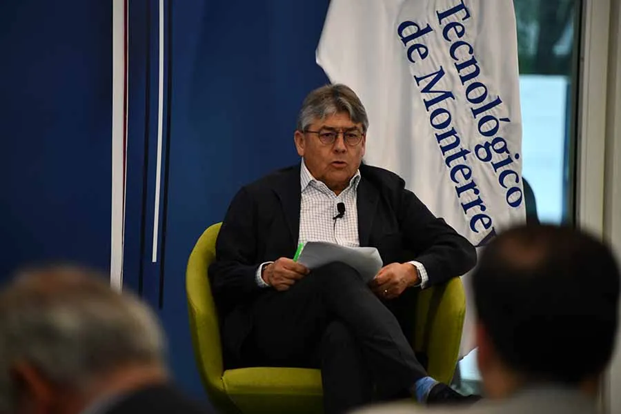 Jos&eacute; Antonio Fern&aacute;ndez, presidente del consejo del Tec de Monterrey, dialog&oacute; con el invitado. 
