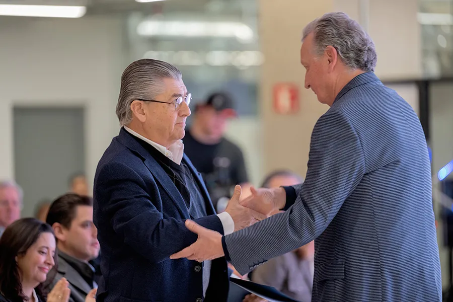 El ex presidente del Consejo Directivo del Tec, Jos&eacute; Antonio Fern&aacute;ndez y el actual presidente, Ricardo Sald&iacute;var