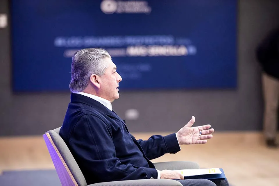 Jos&eacute; Antonio Fern&aacute;ndez platicando con Yuval Harari