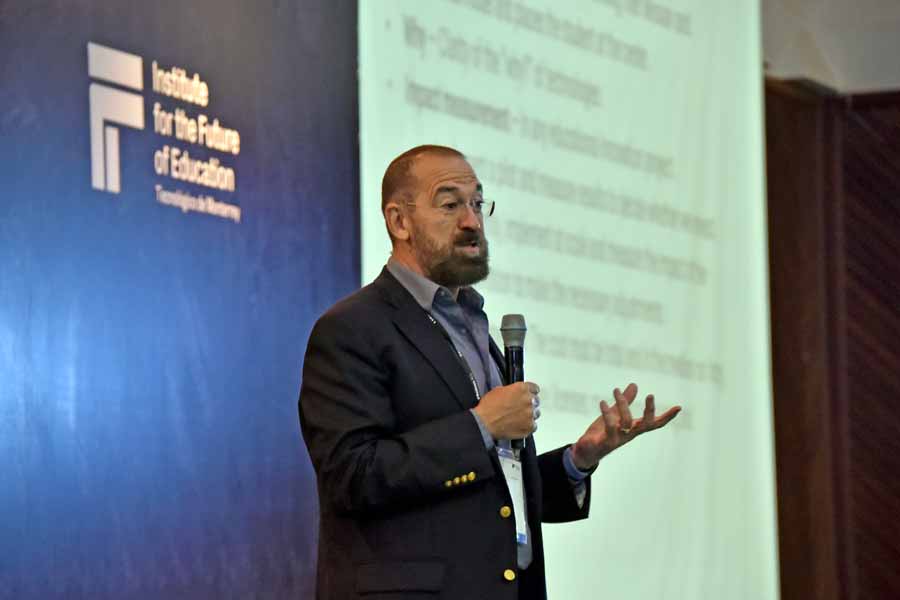 Jos&eacute; Escamilla, director asociado del IFE, present&oacute; un reporte sobre los programas de ciclos cortos.