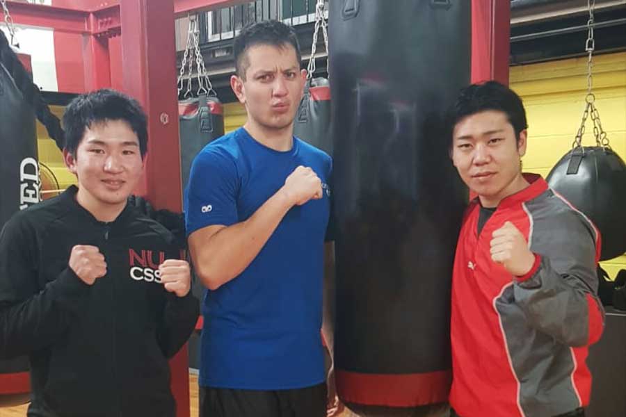 Josu&eacute; junto a compa&ntilde;eros en Jap&oacute;n.