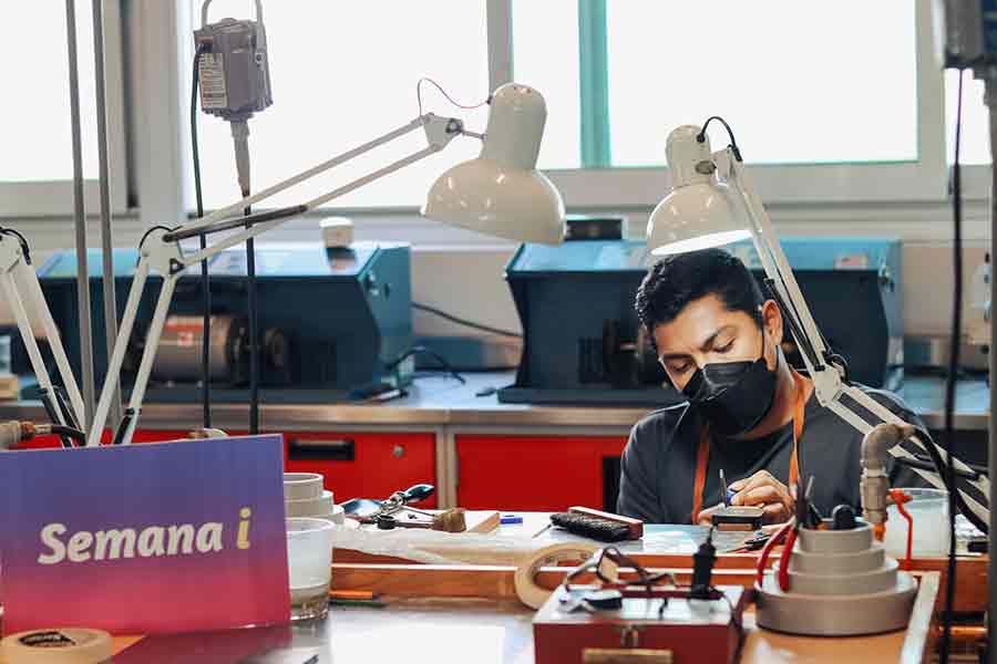 Aprenden a crear joyer&iacute;a en taller de joyer&iacute;a del Tec Guadalajara.