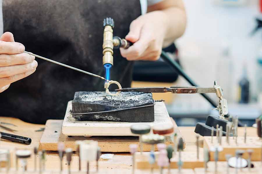 Aprenden a crear joyer&iacute;a en taller de joyer&iacute;a del Tec Guadalajara.