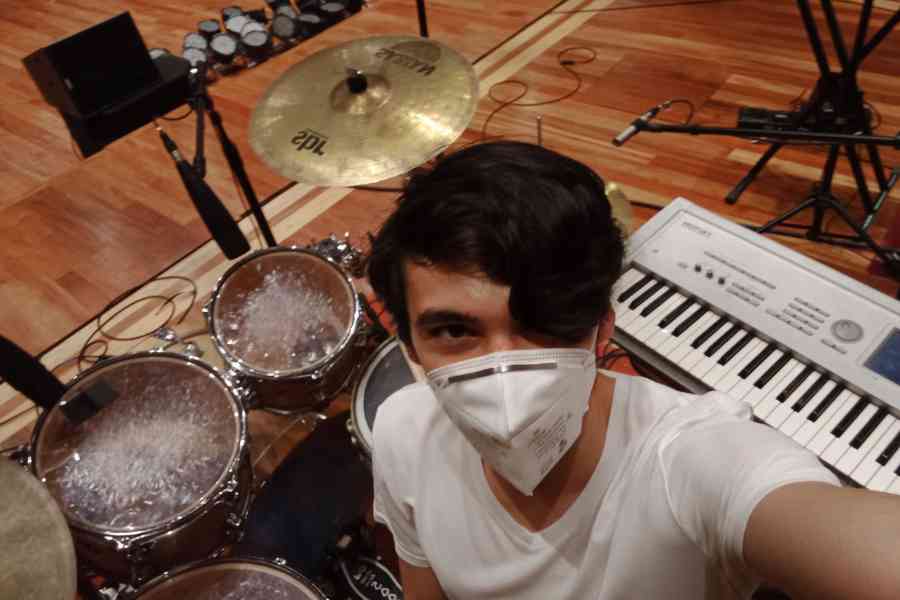 Juan Pablo tom&aacute;ndose una selfie frente una bater&iacute;a y un teclado