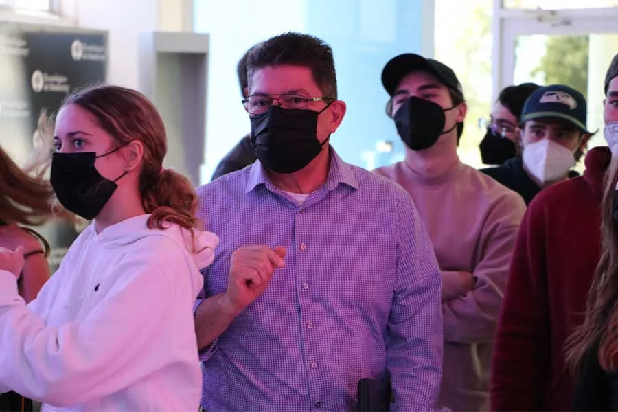 Juan Carlos mantiene una estrecha relaci&oacute;n con los estudiantes