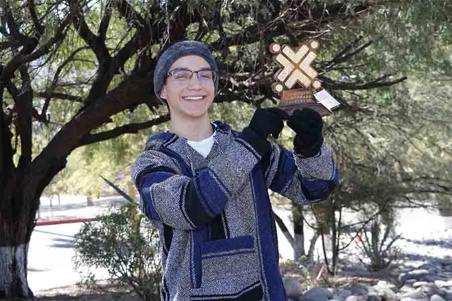 Juan Pablo Ortega con su premio de la categor&iacute;a Musica y Canto