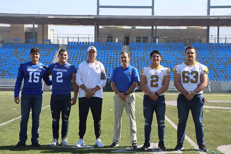 Fernando Sarabia, Mauricio Mart&iacute;nez y Carlos Altamirano, jugadores y entrenador de Borregos Monterrey, junto a Antonio Zamora, Gael Reyes y Azael Granados, entrenador y jugadores de Aut&eacute;nticos Tigres.