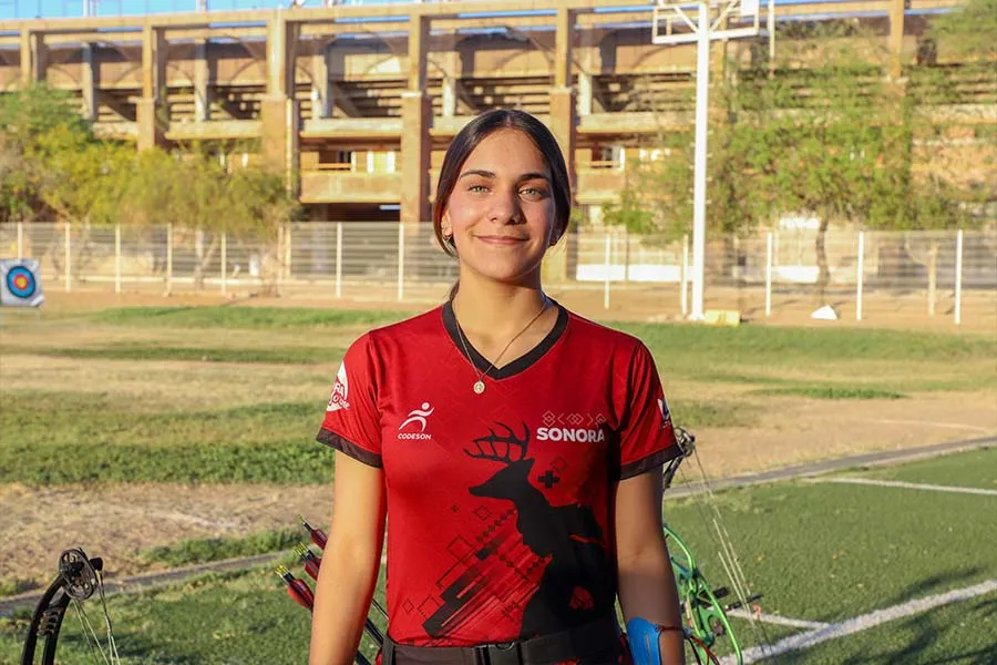 Chica adolescente en campo de tiro con arco con uniforme de Selecci&oacute;n Sonora.