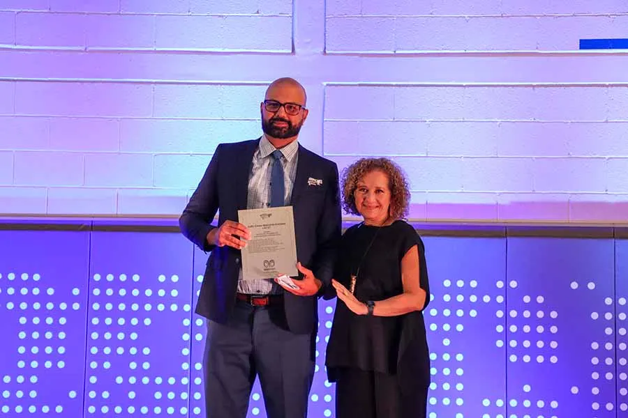 Julio C&eacute;sar Mercado, integrante del Sal&oacute;n de la Fama Tec en el 2024, junto a Moraima Campbell, director de LiFE en la Regi&oacute;n Monterrey.