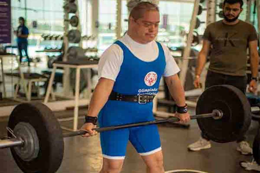 El deportista Oscar ganador del primer lugar en levantamiento de potencia
