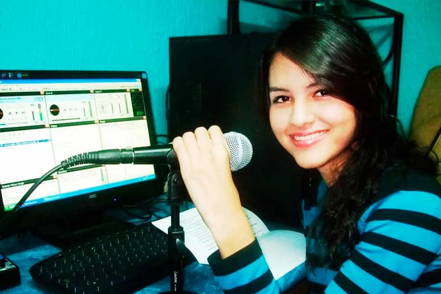Kariana inici&oacute; su carrera como locutora en una estaci&oacute;n de radio por internet.