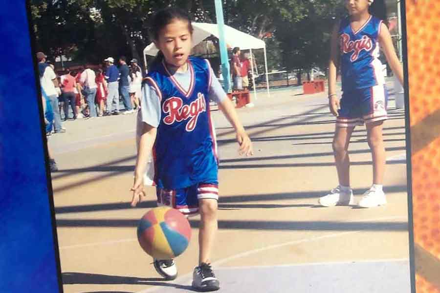 Karina Esquer con 5 años jugando basquetbol en el colegio.