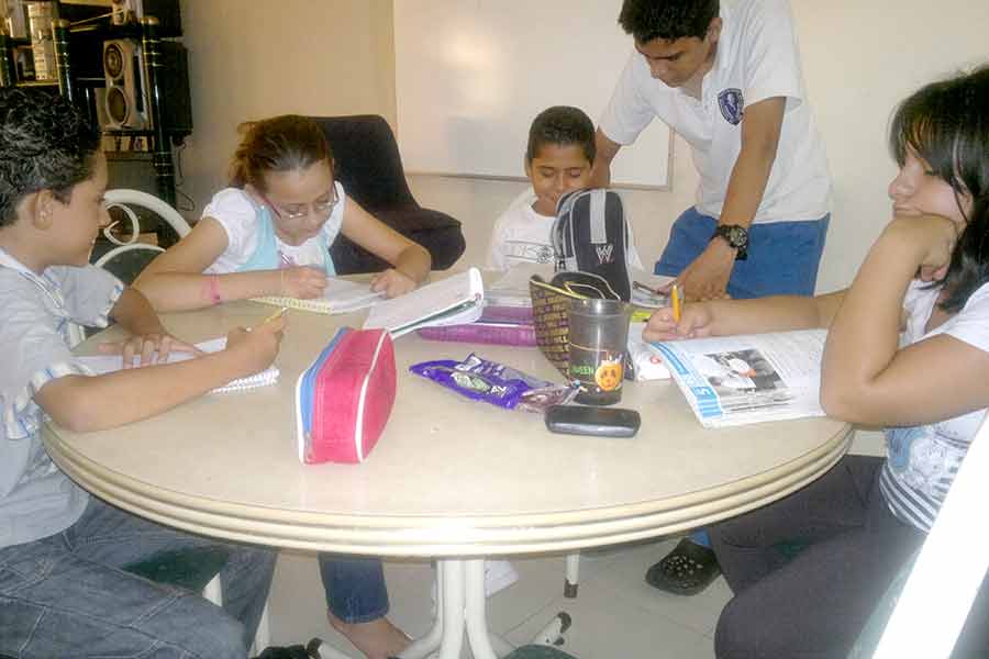 Kevin González imparte clases de matemáticas a niños y jóvenes en su escuela Intellectum