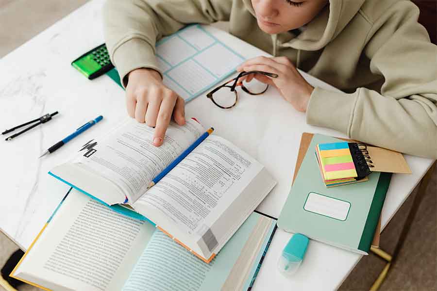 El libro busca mostrar la utilidad de las matemáticas para el estudiante de cualquier carrera