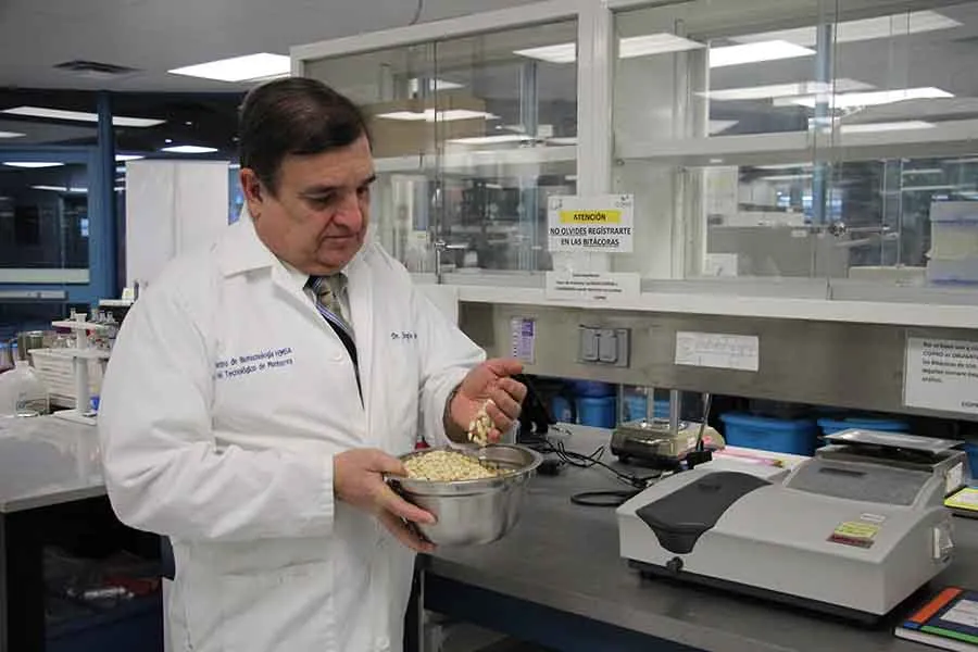 La investigaci&oacute;n del Dr. Serna se enfoca en alimentos.