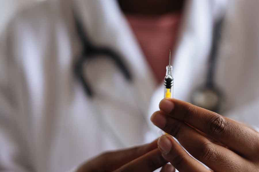 detectar los fármacos que se pueden reutilizar con el objetivo de usarlos para inhibir la corrosión de metales